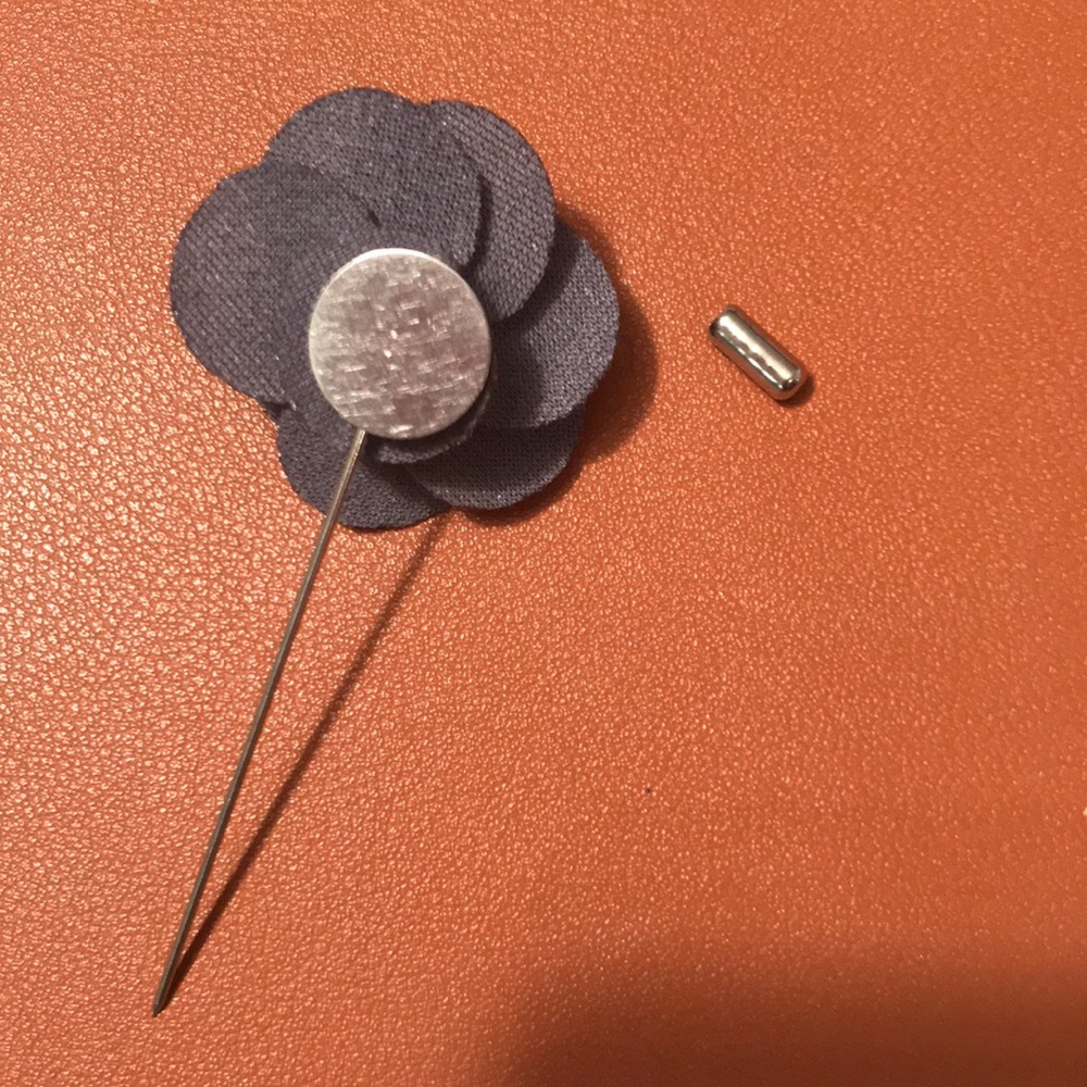 Gray Flower Pin - Picture 5 of 6